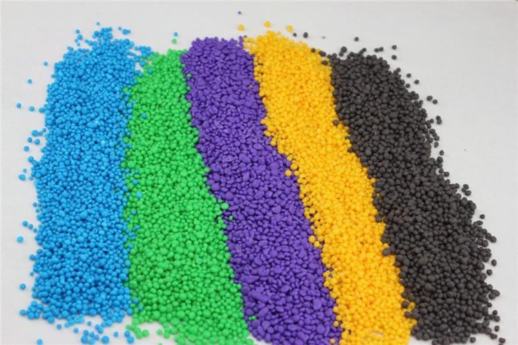 NPK颗粒肥料有不同的制粒工艺，不同的方法，生产出的颗粒形状不同，在配方相同的前提下可根据客户要求定制不同的颜色。