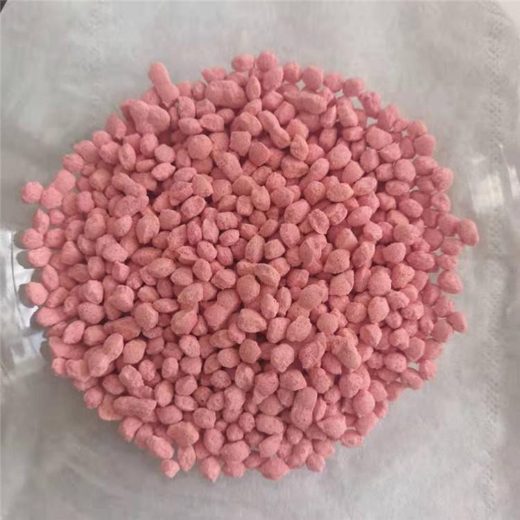 硫酸铵颗粒通过干燥过程制备，而无需抗结块问题。可以生产白色，红色，绿色，紫色颗粒，颜色粒子更适合不同的市场需求。